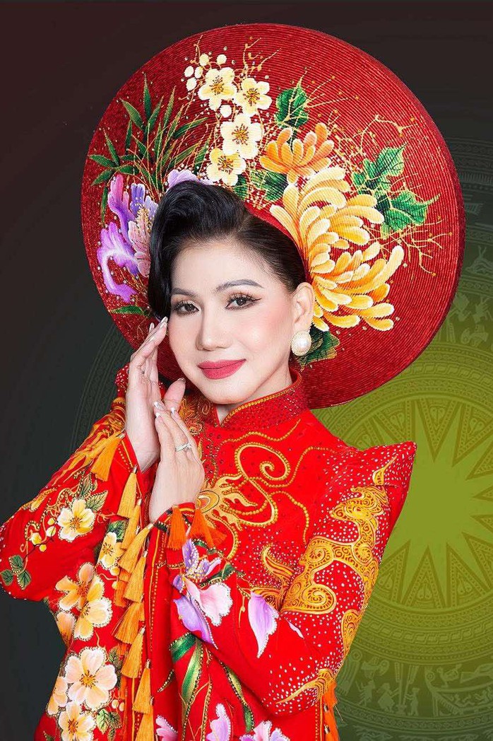 NSND Phượng Loan rực rỡ trong bộ sưu tập áo dài "Gấm hoa khoe sắc"- Ảnh 3. NSND Phượng Loan rực rỡ trong bộ sưu tập áo dài "Gấm hoa khoe sắc"- Ảnh 3.