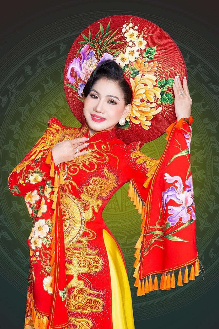 NSND Phượng Loan rực rỡ trong bộ sưu tập áo dài "Gấm hoa khoe sắc"- Ảnh 2. NSND Phượng Loan rực rỡ trong bộ sưu tập áo dài "Gấm hoa khoe sắc"- Ảnh 2.