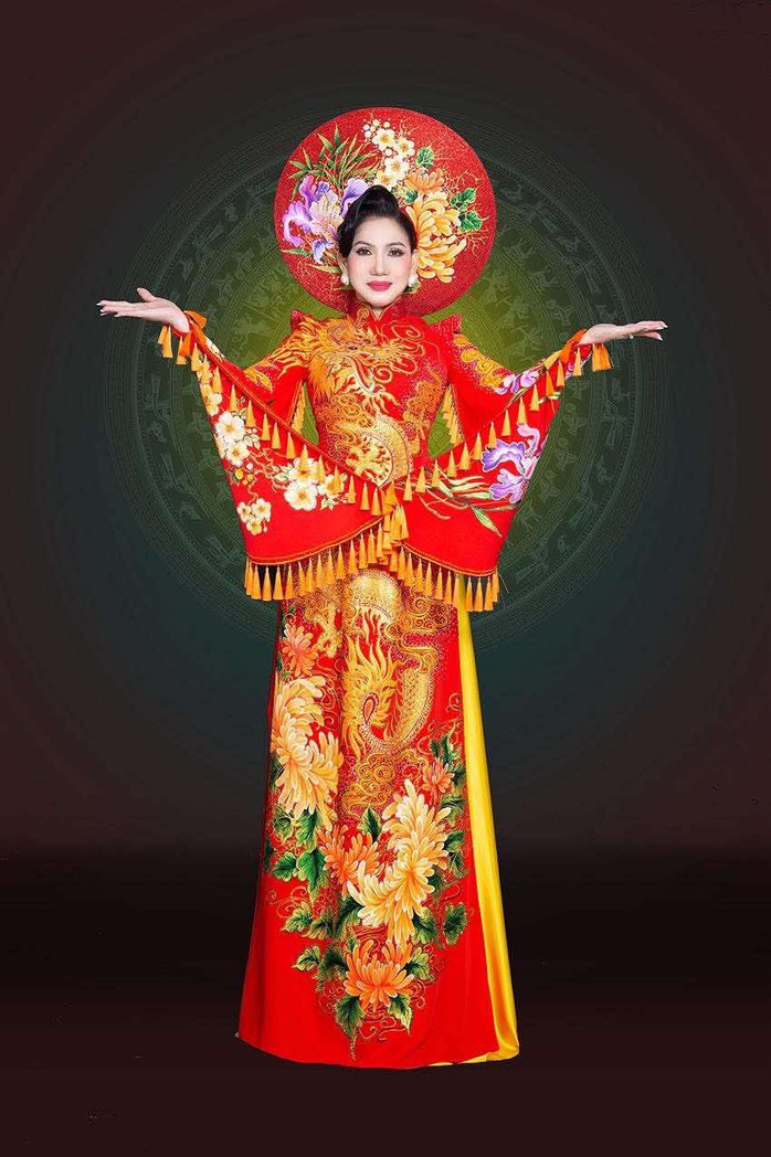 NSND Phượng Loan rực rỡ trong bộ sưu tập áo dài "Gấm hoa khoe sắc"- Ảnh 1. NSND Phượng Loan rực rỡ trong bộ sưu tập áo dài "Gấm hoa khoe sắc"- Ảnh 1.
