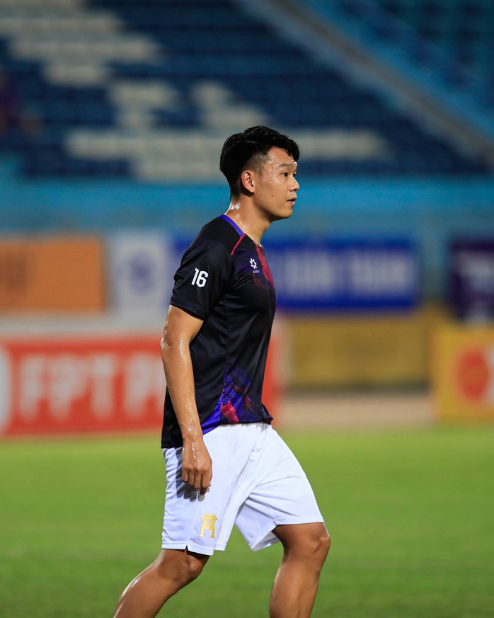 "Người nhện" Trần Trung Kiên giúp HAGL chia điểm với Hà Nội FC- Ảnh 3. "Người nhện" Trần Trung Kiên giúp HAGL chia điểm với Hà Nội FC- Ảnh 3.