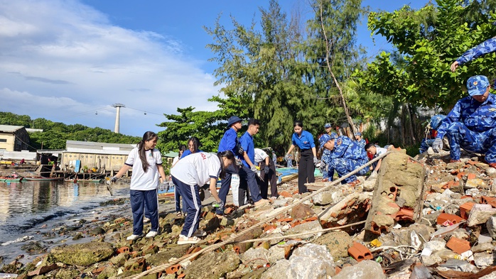 “Ngày thứ Bảy tình nguyện” đã thu gom hơn 1 tấn rác thải ở Phú Quốc - Ảnh 5.