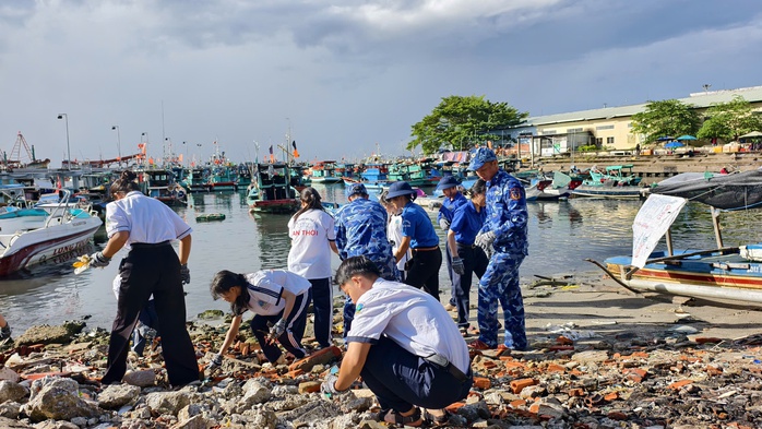 “Ngày thứ Bảy tình nguyện” đã thu gom hơn 1 tấn rác thải ở Phú Quốc - Ảnh 6.