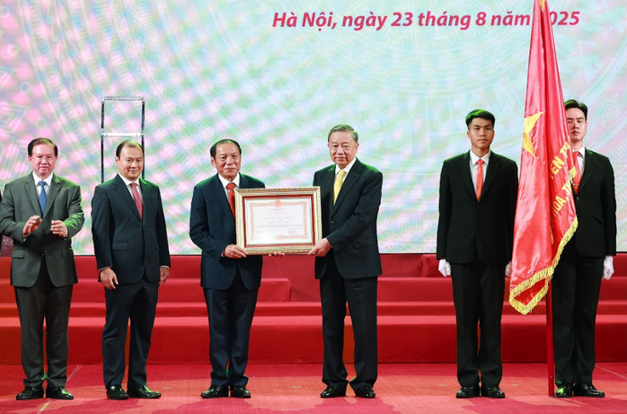 Tổng Bí thư Tô Lâm: Mỗi người làm văn hóa hãy mang trong tim ngọn lửa yêu nước- Ảnh 4. Tổng Bí thư Tô Lâm: Mỗi người làm văn hóa hãy mang trong tim ngọn lửa yêu nước - Ảnh 4.