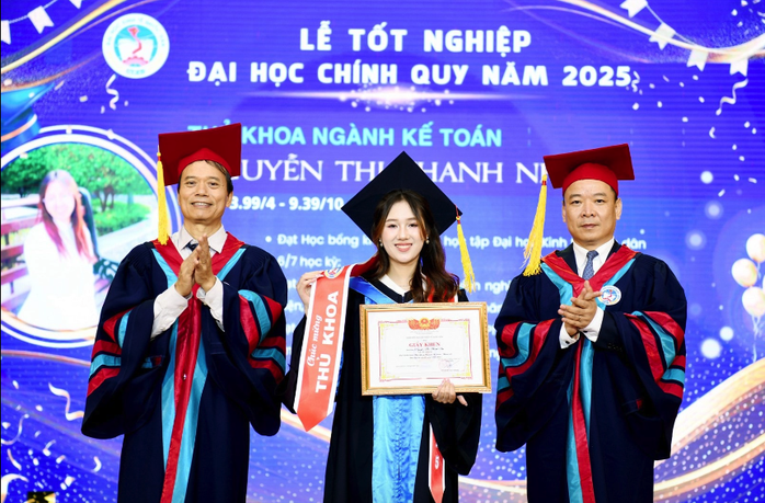 Hơn 50% sinh viên ĐH Kinh tế Quốc dân tốt nghiệp loại xuất sắc- Ảnh 2. Hơn 50% sinh viên ĐH Kinh tế Quốc dân tốt nghiệp loại xuất sắc- Ảnh 2.