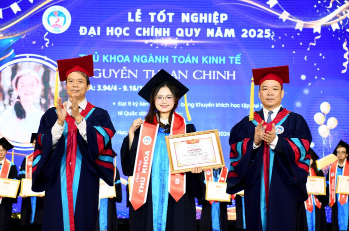 Hơn 50% sinh viên ĐH Kinh tế Quốc dân tốt nghiệp loại xuất sắc- Ảnh 3. Hơn 50% sinh viên ĐH Kinh tế Quốc dân tốt nghiệp loại xuất sắc- Ảnh 3.