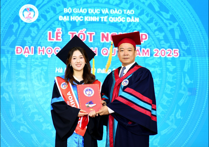 Hơn 50% sinh viên ĐH Kinh tế Quốc dân tốt nghiệp loại xuất sắc- Ảnh 4. Hơn 50% sinh viên ĐH Kinh tế Quốc dân tốt nghiệp loại xuất sắc- Ảnh 4.