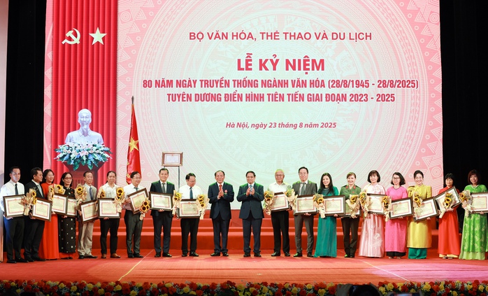 Tổng Bí thư Tô Lâm: Mỗi người làm văn hóa hãy mang trong tim ngọn lửa yêu nước- Ảnh 7. Tổng Bí thư Tô Lâm: Mỗi người làm văn hóa hãy mang trong tim ngọn lửa yêu nước- Ảnh 7.