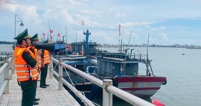 Huế cấm biển, khẩn trương thu hoạch lúa trước khi bão số 5 đổ bộ- Ảnh 2. Huế cấm biển, khẩn trương thu hoạch lúa trước khi bão số 5 đổ bộ- Ảnh 2.