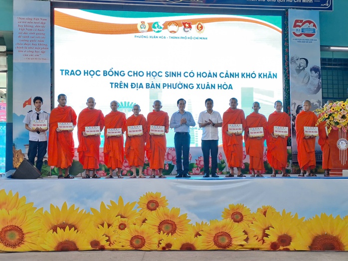 Báo Người Lao Động trao tặng 1.000 lá cờ Tổ quốc cho phường Xuân Hoà - Ảnh 7. Báo Người Lao Động trao tặng 1.000 lá cờ Tổ quốc cho phường Xuân Hoà - Ảnh 7.