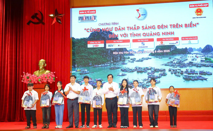 Cùng ngư dân thắp sáng đèn trên biển Quảng Ninh: Chương trình ý nghĩa cho bà con - Ảnh 1. Cùng ngư dân thắp sáng đèn trên biển Quảng Ninh: Chương trình ý nghĩa cho bà con - Ảnh 1.