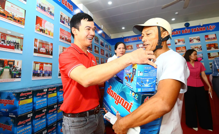 Cùng ngư dân thắp sáng đèn trên biển Quảng Ninh: Chương trình ý nghĩa cho bà con - Ảnh 2. Cùng ngư dân thắp sáng đèn trên biển Quảng Ninh: Chương trình ý nghĩa cho bà con - Ảnh 2.
