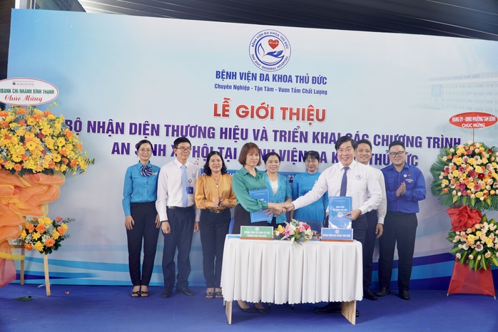 Bệnh viện Đa khoa Thủ Đức làm điều khiến nhiều người “bất ngờ” trong sáng 23-8- Ảnh 8. Bệnh viện Đa khoa Thủ Đức làm điều khiến nhiều người “bất ngờ” trong sáng 23-8- Ảnh 8.