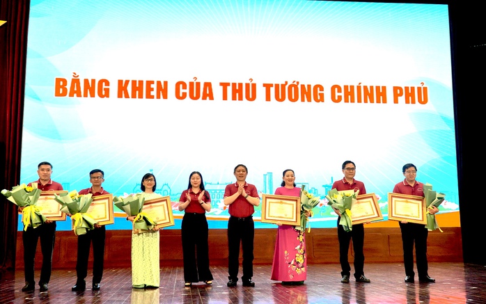 TP HCM tổ chức khen thưởng nhà nước cho cá nhân và tập thể xuất sắc - Ảnh 2. TP HCM tổ chức khen thưởng nhà nước cho cá nhân và tập thể xuất sắc - Ảnh 2.
