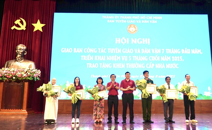 TP HCM tổ chức khen thưởng nhà nước cho cá nhân và tập thể xuất sắc - Ảnh 4. TP HCM tổ chức khen thưởng nhà nước cho cá nhân và tập thể xuất sắc - Ảnh 4.