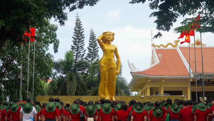 Dâng hương tưởng niệm Anh hùng liệt sĩ Võ Thị Sáu và Khu di tích lịch sử Minh Đạm- Ảnh 1. Dâng hương tưởng niệm Anh hùng liệt sĩ Võ Thị Sáu và Khu di tích lịch sử Minh Đạm- Ảnh 1.