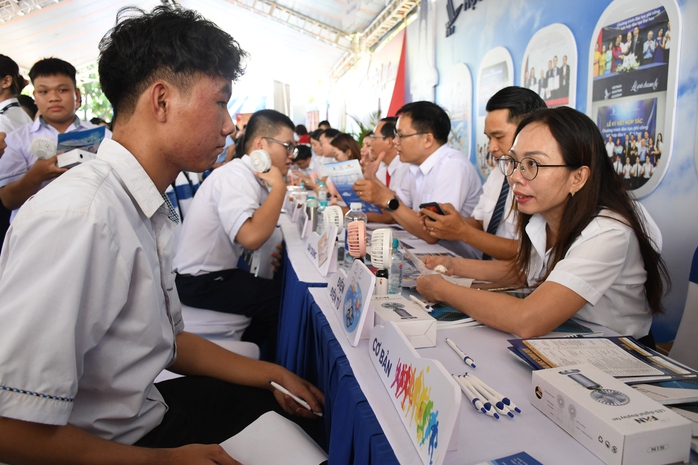 Gần 10.000 người dự ngày hội việc làm sân bay Long Thành- Ảnh 7. Gần 10.000 người dự ngày hội việc làm sân bay Long Thành- Ảnh 7.