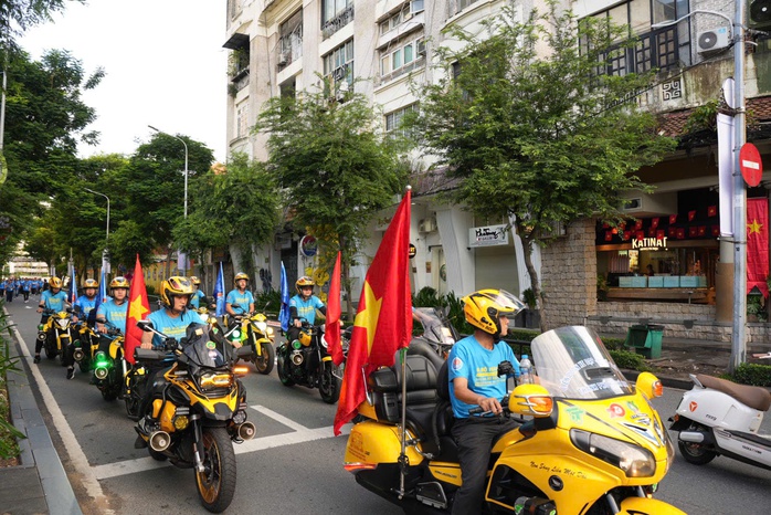 Người dân thành phố đi bộ chào mừng 80 năm ngành Ngoại giao Việt Nam- Ảnh 4. Người dân thành phố đi bộ chào mừng 80 năm ngành Ngoại giao Việt Nam- Ảnh 4.