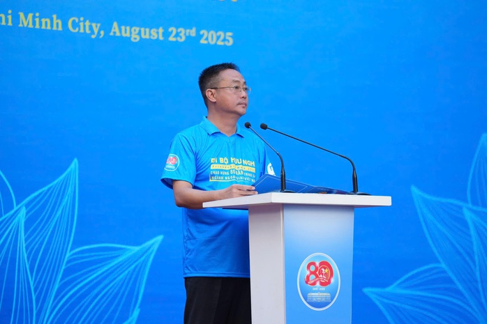 Người dân thành phố đi bộ chào mừng 80 năm ngành Ngoại giao Việt Nam- Ảnh 1. Người dân thành phố đi bộ chào mừng 80 năm ngành Ngoại giao Việt Nam- Ảnh 1.