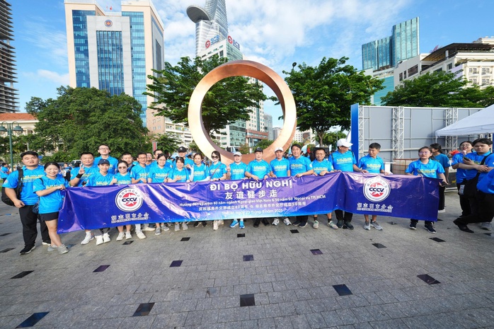 Người dân thành phố đi bộ chào mừng 80 năm ngành Ngoại giao Việt Nam- Ảnh 8. Người dân thành phố đi bộ chào mừng 80 năm ngành Ngoại giao Việt Nam- Ảnh 8.