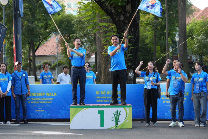 Người dân thành phố đi bộ chào mừng 80 năm ngành Ngoại giao Việt Nam- Ảnh 2. Người dân thành phố đi bộ chào mừng 80 năm ngành Ngoại giao Việt Nam- Ảnh 2.