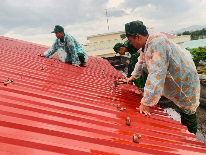 Đà Nẵng huy động xe thiết giáp ứng phó bão số 5 - Ảnh 1.
