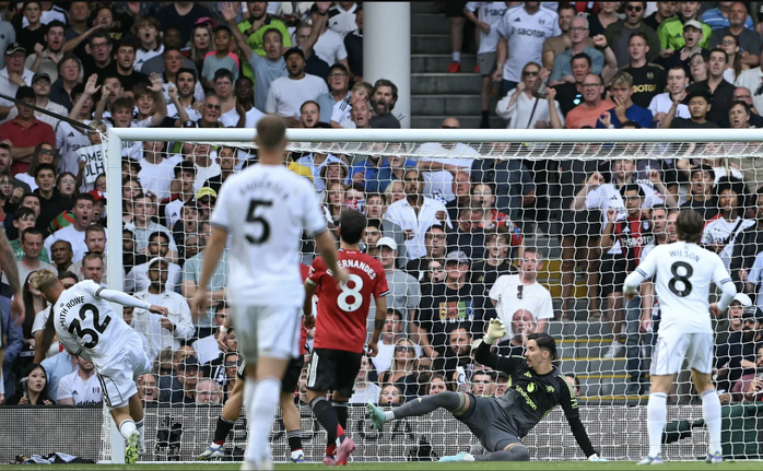 Chia điểm với Fulham, Man United chìm sâu cuối bảng Ngoại hạng - Ảnh 4.