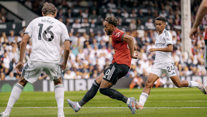 Chia điểm với Fulham, Man United chìm sâu cuối bảng Ngoại hạng - Ảnh 1.