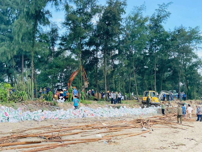 Ứng phó bão số 5: Hà Tĩnh di dời hơn 650 hộ dân đến nơi an toàn- Ảnh 6. Ứng phó bão số 5: Hà Tĩnh di dời hơn 650 hộ dân đến nơi an toàn- Ảnh 6.
