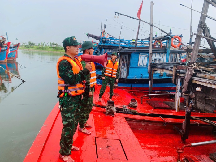 Đà Nẵng huy động xe thiết giáp ứng phó bão số 5 - Ảnh 2.