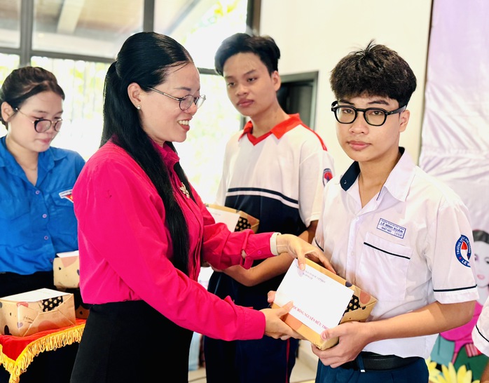 TP HCM: Nhiều hoạt động ý nghĩa chăm lo an sinh, tiếp sức học sinh nghèo- Ảnh 5.