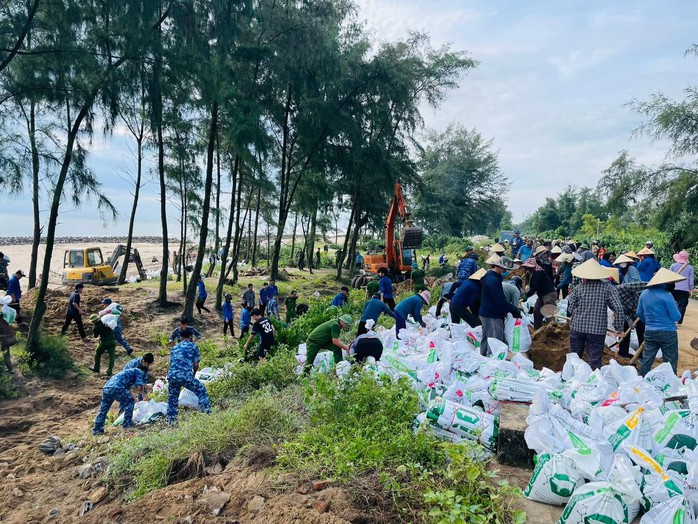 Ứng phó bão số 5: Hà Tĩnh di dời hơn 650 hộ dân đến nơi an toàn- Ảnh 2. Ứng phó bão số 5: Hà Tĩnh di dời hơn 650 hộ dân đến nơi an toàn- Ảnh 2.