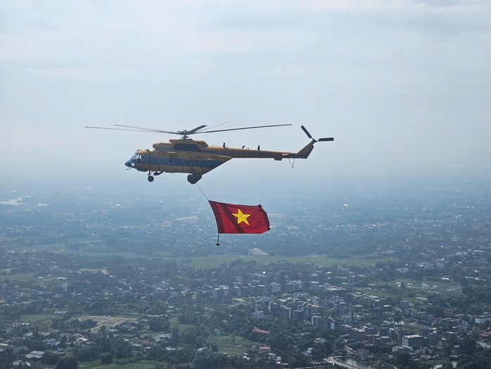 "Hổ mang chúa" Su30-MK2 bay qua Quảng trường Ba Đình - Ảnh 3.
