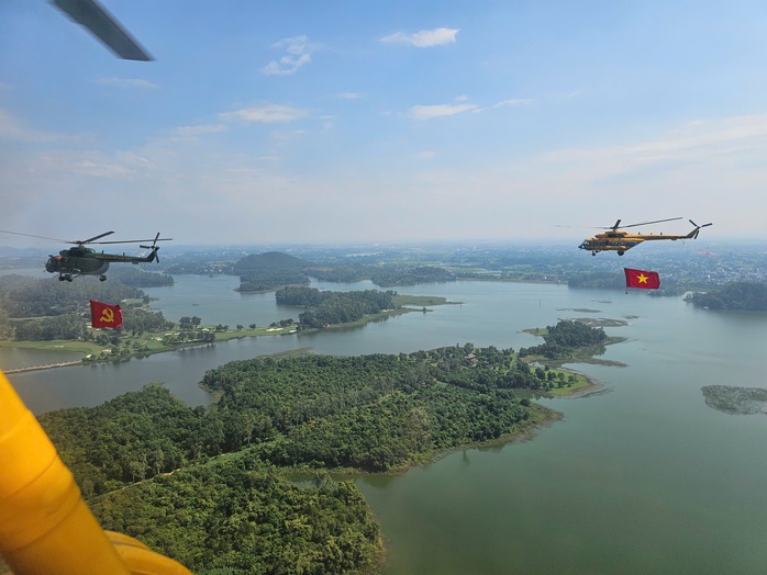 "Hổ mang chúa" Su30-MK2 bay qua Quảng trường Ba Đình - Ảnh 2.