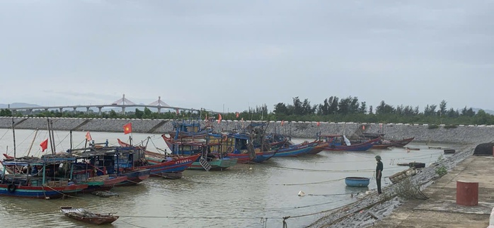 Ứng phó bão số 5: Hà Tĩnh di dời hơn 650 hộ dân đến nơi an toàn- Ảnh 7. Ứng phó bão số 5: Hà Tĩnh di dời hơn 650 hộ dân đến nơi an toàn- Ảnh 7.