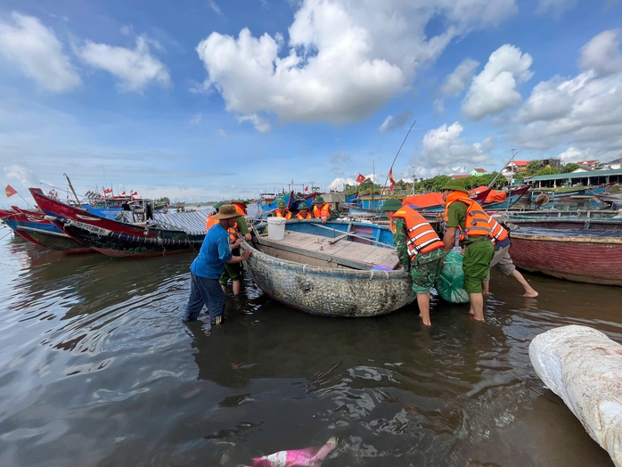 Báo in Người Lao Động 25-8: Điểm chuẩn nhiều ngành cao chót vót, vì sao? - Ảnh 2.