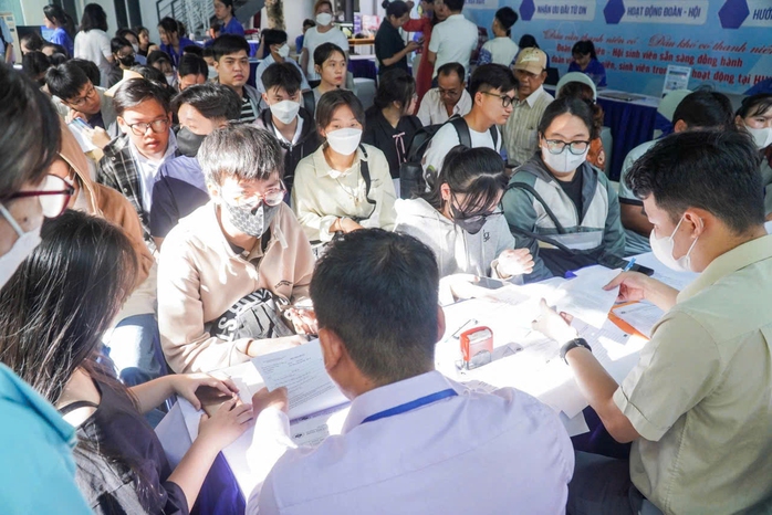 Điểm chuẩn nhiều ngành cao chót vót, vì sao? - Ảnh 1.