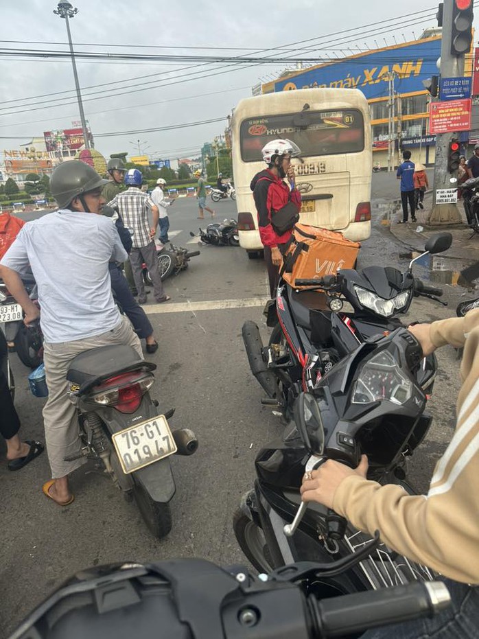 Xe khách tông xe máy tại Đồng Nai: Cảnh báo tai nạn giao thông nghiêm trọng - Ảnh 2. Xe khách tông xe máy tại Đồng Nai: Cảnh báo tai nạn giao thông nghiêm trọng - Ảnh 2.
