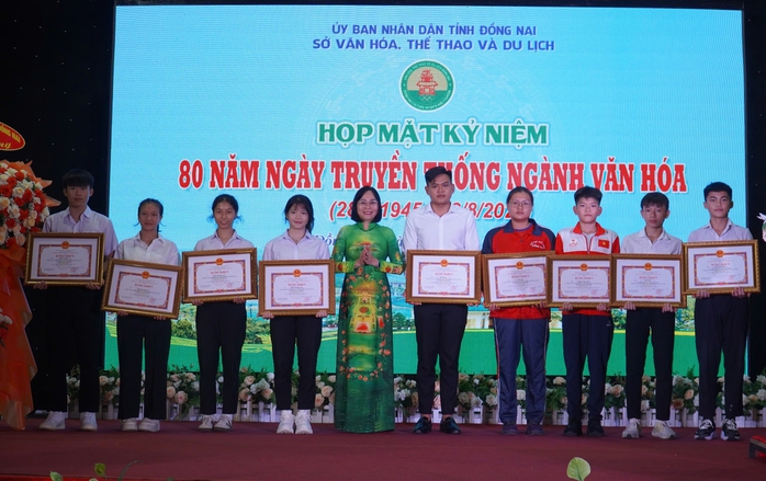 Đồng Nai họp mặt kỷ niệm 80 năm Ngày truyền thống ngành Văn hóa- Ảnh 4. Đồng Nai họp mặt kỷ niệm 80 năm Ngày truyền thống ngành Văn hóa- Ảnh 4.