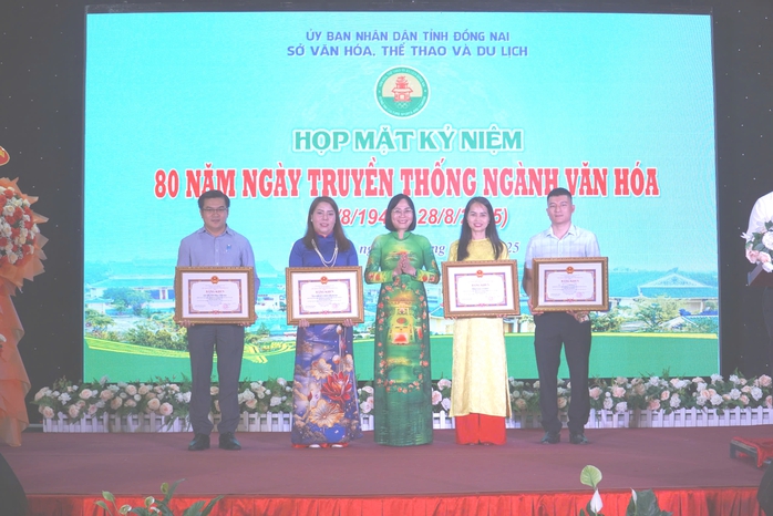 Đồng Nai họp mặt kỷ niệm 80 năm Ngày truyền thống ngành Văn hóa- Ảnh 3. Đồng Nai họp mặt kỷ niệm 80 năm Ngày truyền thống ngành Văn hóa- Ảnh 3.