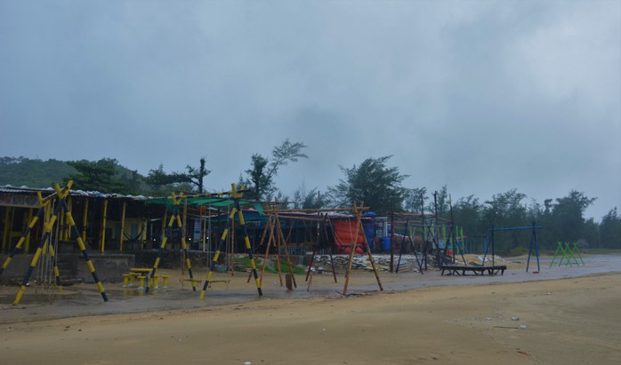 Bão số 5 (Kajiki): Hà Tĩnh, Quảng Trị mưa trắng trời, nước sông dâng cao, gió bắt đầu mạnh lên - Ảnh 3.