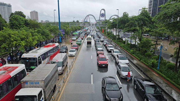 Hà Nội mưa thâu đêm, nhiều tuyến đường ngập nặng, giao thông hỗn loạn - Ảnh 2.