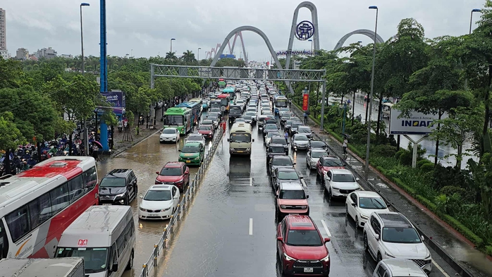 Hà Nội mưa thâu đêm, nhiều tuyến đường ngập nặng, giao thông hỗn loạn - Ảnh 1.