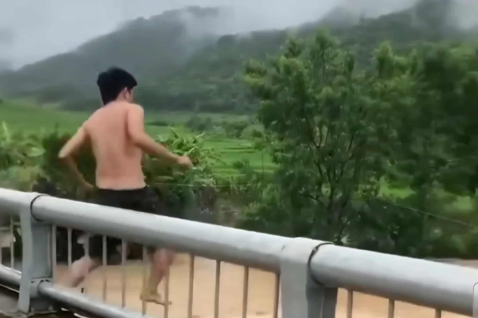 Nam thanh niên nhảy cầu suối Xim giữa dòng nước lũ chảy xiết tại thanh hóa - Ảnh 1.