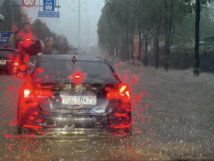 Hà Nội ngập mưa thâu đêm , nhiều tuyến đường khó khăn di chuyển - Ảnh 1.