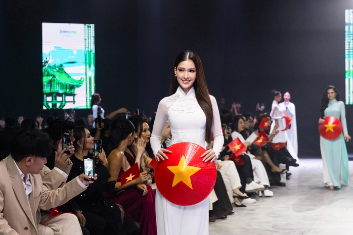 Dàn người đẹp Tây cuốn hút với áo dài Việt   - Ảnh 5.