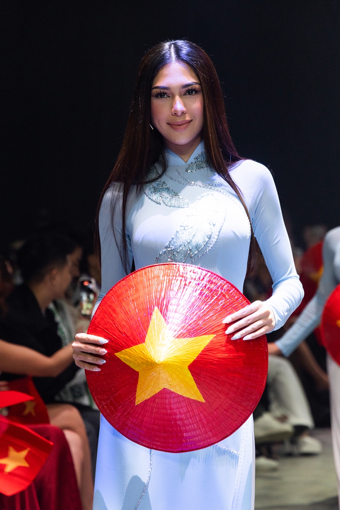 Dàn người đẹp Tây cuốn hút với áo dài Việt   - Ảnh 4.
