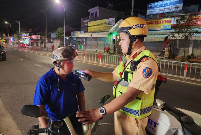 CSGT TP HCM quyết liệt xử lý "ma men"- Ảnh 1. CSGT TP HCM quyết liệt xử lý "ma men"- Ảnh 1.