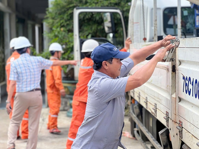 Hơn 200 công nhân, kỹ sư Tổng công ty Điện lực miền Trung lên đường khắc phục lưới điện sau bão- Ảnh 2.