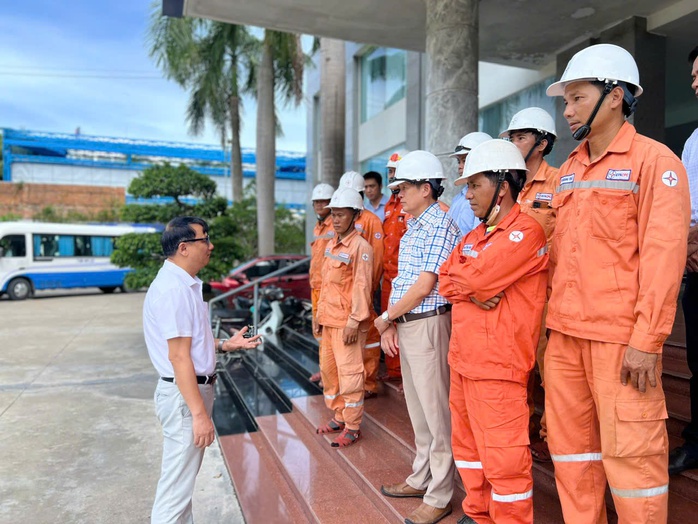 Hơn 200 công nhân, kỹ sư Tổng công ty Điện lực miền Trung lên đường khắc phục lưới điện sau bão- Ảnh 3.