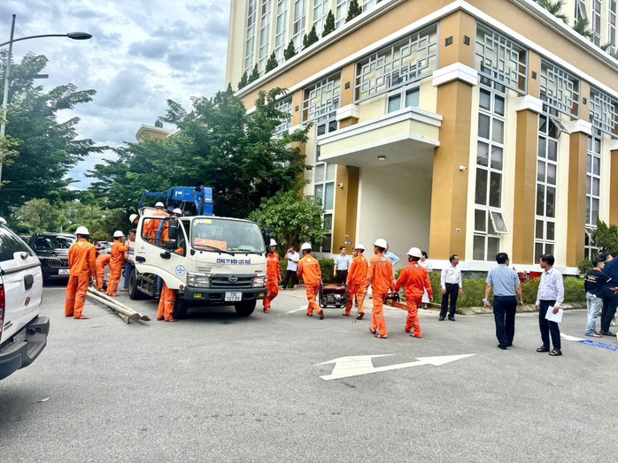 Hơn 200 công nhân, kỹ sư Tổng công ty Điện lực miền Trung lên đường khắc phục lưới điện sau bão- Ảnh 5.